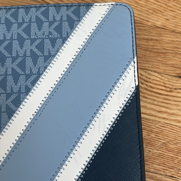 MICHAEL KORS - Travel case w/notebook; blue & white - Picture 10 of 10